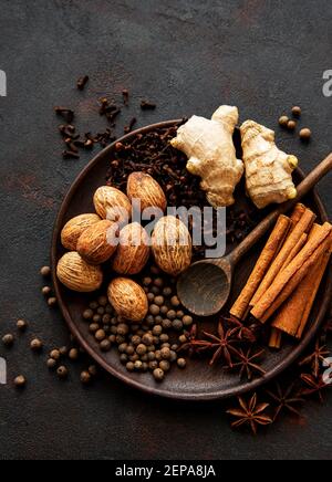 Épices de pain d'épice sur ardoise - anis étoilé, cannelle, clous de girofle, muscade, gingembre, cardamome, poivre noir Banque D'Images