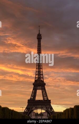 Un coucher de soleil enflammé enflamme le ciel derrière l'emblématique Tour Eiffel à Paris, en France. Banque D'Images