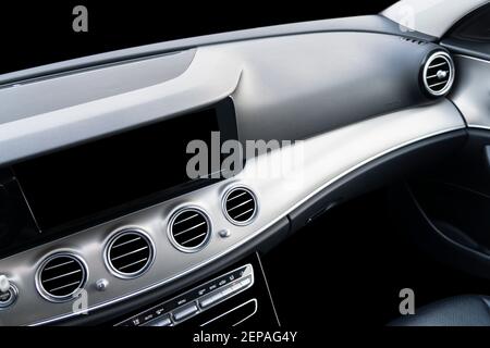 Intérieur de voiture moderne de luxe noir. Volant, levier de vitesses et tableau de bord. Détail de l'intérieur moderne de la voiture. Levier de vitesses automatique. Fait partie du siège en cuir Banque D'Images