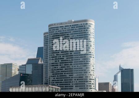 Le bâtiment coeur Défense entouré d'autres immeubles de bureaux à la Défense, Paris, France, Europe. Banque D'Images
