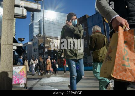 Une femme portant un masque facial pour se protéger contre le coronavirus (Covid-19) passe devant une rue du London Bridge, Londres, Royaume-Uni Banque D'Images