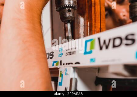 Dolyna, Ukraine 31 juillet 2020 : installation d'un cadre de fenêtre et de fenêtres dans la maison, de fenêtres de la société wds. Banque D'Images