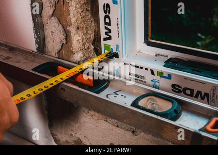 Dolyna, Ukraine 31 juillet 2020 : installation d'une fenêtre en plastique, fenêtres de la société wds, remplacement de fenêtres dans la maison. Banque D'Images