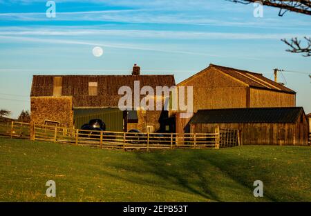 Preston, Lancashire, Royaume-Uni. 27 février 2021. La lune de neige au-dessus de Chipping, Preston, Lancashire. Crédit : John Eveson/Alamy Live News Banque D'Images