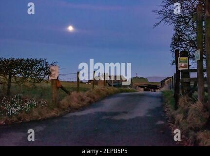 Preston, Lancashire, Royaume-Uni. 27 février 2021. La lune de neige au-dessus de Chipping, Preston, Lancashire. Crédit : John Eveson/Alamy Live News Banque D'Images