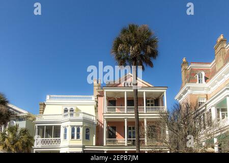 Charleston, Caroline du Sud, États-Unis - 20 février 2021 : maisons historiques le long de la célèbre Rainbow Row, au cœur du centre-ville historique de Charleston Banque D'Images