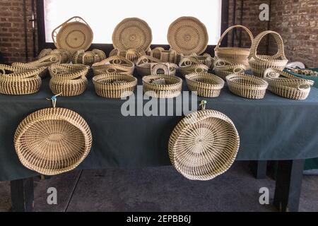 Charleston, Caroline du Sud, États-Unis - Panier d'herbes douces traditionnel fait à la main à vendre au marché historique de Charleston City en Caroline du Sud. Banque D'Images