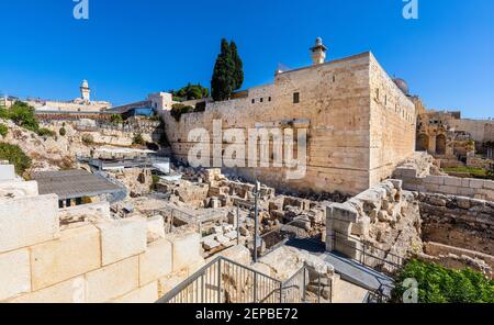 Jérusalem, Israël - 12 octobre 2017 : coin sud-ouest des murs du mont du Temple avec l'arche Robinson, la mosquée Al-Aqsa et l'excavation du mur occidental Banque D'Images