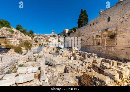 Jérusalem, Israël - 12 octobre 2017 : côté ouest des murs du mont du Temple avec l'arche de Robinson et l'excavation du mur occidental dans la vieille ville de Jérusalem Banque D'Images