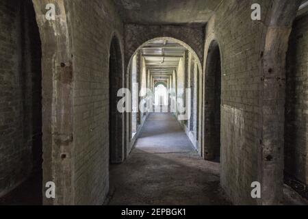 Myrtle Beach, Caroline du Sud, États-Unis - 24 février 2021 : couloir dans le célèbre château historique Atalaya au parc national de Huntington Banque D'Images