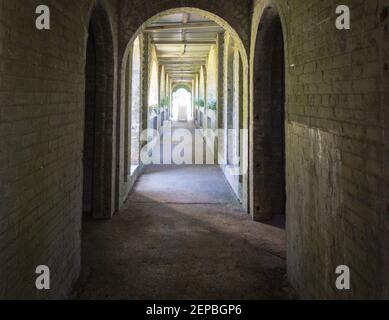 Myrtle Beach, Caroline du Sud, États-Unis - 24 février 2021 : couloir dans le célèbre château historique Atalaya au parc national de Huntington Banque D'Images