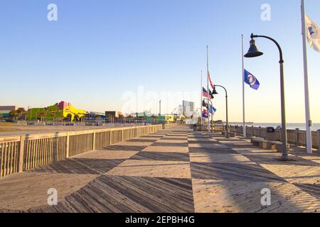 Myrtle Beach, Caroline du Sud, États-Unis - 25 février 2021 : Avenue des drapeaux le long de la célèbre promenade de Myrtle Beach en Caroline du Sud. Banque D'Images