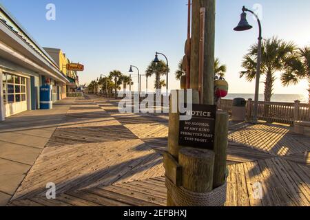 Myrtle Beach, Caroline du Sud, États-Unis - 25 février 2021 : panneau interdisant les boissons alcoolisées ouvertes sur la promenade de Myrtle Beach en Caroline du Sud Banque D'Images