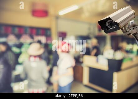 Image d'une caméra de vidéosurveillance sur fond flou de coffee shop. Effet filtre vintage Banque D'Images