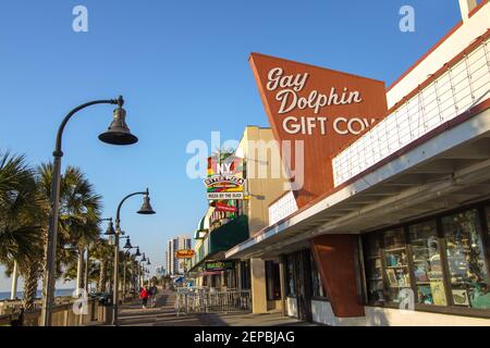 Myrtle Beach, Caroline du Sud, États-Unis - 25 février 2021 : extérieur de l'historique gay Dolphin Gift Cove sur la promenade de Myrtle Beach. Banque D'Images