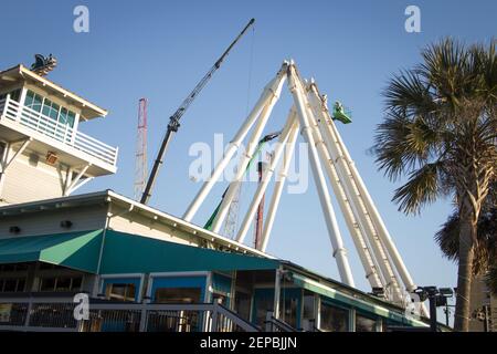 Myrtle Beach, Caroline du Sud, États-Unis- 25 février 2021»: Les travailleurs terminent l'entretien de la roue du ciel de Myrtle Beach. Banque D'Images