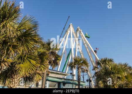 Myrtle Beach, Caroline du Sud, États-Unis- 25 février 2021»: Les travailleurs terminent l'entretien de la roue du ciel de Myrtle Beach. Banque D'Images