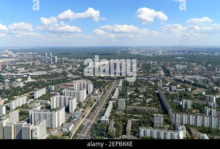 Vue aérienne spectaculaire (340 m) de Moscou, Russie. Vue depuis la tour de télévision d'Ostankino Banque D'Images