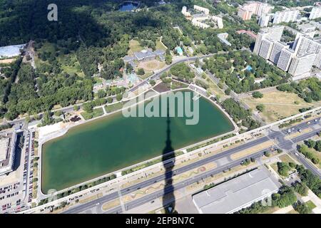 Vue aérienne spectaculaire (340 m) de Moscou, Russie. Vue depuis la tour de télévision d'Ostankino Banque D'Images