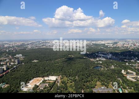 Vue aérienne spectaculaire (340 m) de Moscou, Russie. Vue depuis la tour de télévision d'Ostankino Banque D'Images