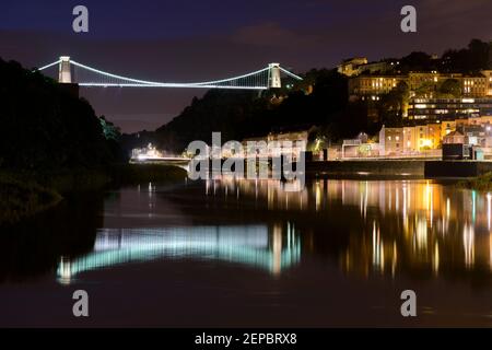 Pont suspendu de Clifton éclairé la nuit et réfléchi dans la rivière Avon à Bristol. Banque D'Images