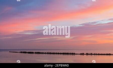 Lever du soleil sur la mer des Waddensea près du village de Wierum dans la province de Frise. Banque D'Images