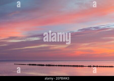 Lever du soleil sur la mer des Waddensea près du village de Wierum dans la province de Frise. Banque D'Images