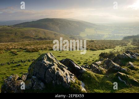 Une vue de Crook Peak vers le bas sur les collines de Mendip, Somerset. Banque D'Images