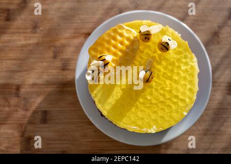 5 abeilles sur un gâteau à la gélatine jaune. Structure en nid d'abeille. Banque D'Images