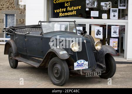 Renault Reinastella non restaurée de 1931 : Festival d'été Belle époque à Époque, Côtes-d'Armor, Bretagne, France Banque D'Images