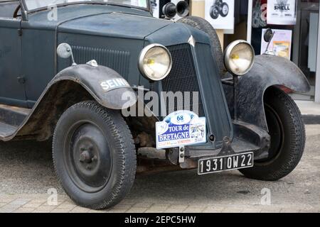 Renault Reinastella non restaurée de 1931 : Festival d'été Belle époque à Époque, Côtes-d'Armor, Bretagne, France Banque D'Images