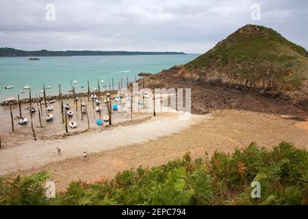 Le petit port pittoresque de Gwin Zégal, Côte de Goëlo, Bretagne, France : un site européen du patrimoine maritime Banque D'Images