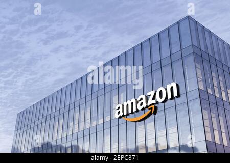 Seattle, WA, États-Unis. 18 février 2021. Usage éditorial exclusif, 3D CGI. Logo Amazon sur le dessus du bâtiment en verre. Lieu de travail E-commerce entreprise Bureau Hea Banque D'Images