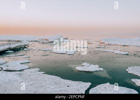 Paysage côtier d'hiver avec glace flottante. Mer Baltique dans la lumière du soir Banque D'Images