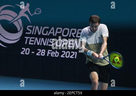 Singapor. 27 février 2021. Alexander Bublik retourne le ballon lors du match semi-final masculin entre Radu Albot de Moldova et Alexander Bublik du Kazakhstan lors du tournoi Singapore tennis Open à Singapour le 27 février 2021. Crédit: Puis Chih Wey/Xinhua/Alay Live News Banque D'Images