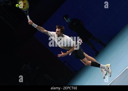 Singapor. 27 février 2021. Alexander Bublik sert le ballon lors du match de demi-finale entre Radu Albot de Moldova et Alexander Bublik du Kazakhstan lors du tournoi Singapore tennis Open à Singapour le 27 février 2021. Crédit: Puis Chih Wey/Xinhua/Alay Live News Banque D'Images