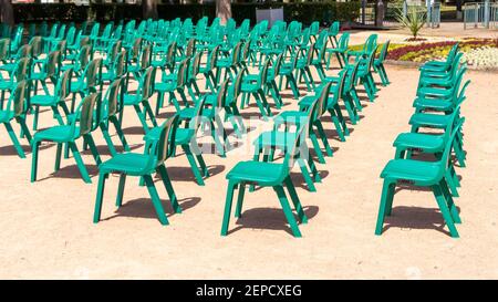Rangée de chaises en plastique vert dans le parc de Vichy en France Banque D'Images