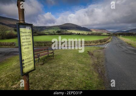 Panneau du conseil du comté de Lancashire indiquant la perte du service d'autobus rural dans la région de Bowland, Lancashire, Royaume-Uni. Banque D'Images