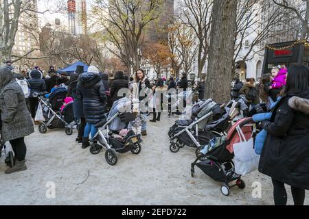 C Est Impasse Poussette Au Madison Square Park L Illumination De L Arbre A New York Le Jeudi Decembre 5 19 Des Centaines De Gardes D Enfants Et La Mere Fait Sortir Leurs Enfants De Profiter