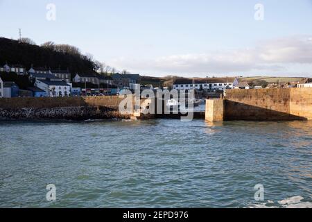 Vue vers le port de Porthleven à Cornwall, Royaume-Uni Banque D'Images