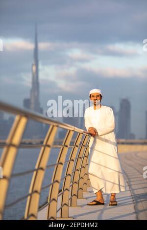 emirati Man au front de mer d'Al Jaddaf à Dubaï avec Burj Khalifa en arrière-plan Banque D'Images