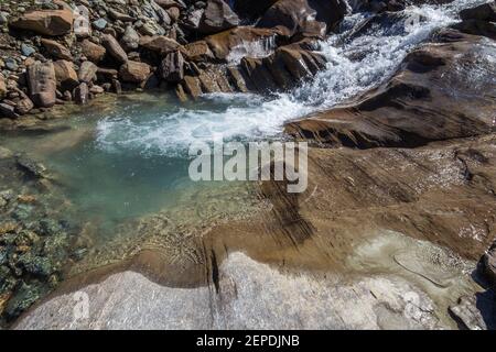 Ruisseau et rochers lissés par l'eau. Vallée alpine de Timmeltal. Alpes autrichiennes. Europe. Banque D'Images