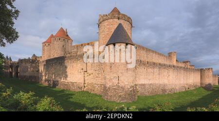 Vue panoramique sur l'extérieur de l'ancienne citadelle médiévale historique et des remparts de Carcassonne en Occitanie, France. Banque D'Images