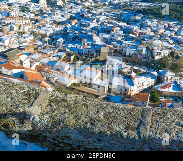 Vue d'ensemble de la ville de Montanchez enneigée. Caceres, Estrémadure, Espagne Banque D'Images