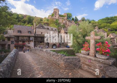 Belcastel, France - août 14 2018 : ancien pont en pierre sur l'Aveyron, un jour d'été, dans le charmant et pittoresque village médiéval français de Belc Banque D'Images