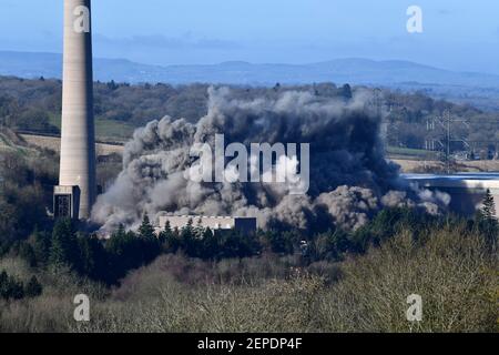 Buildwas, Shropshire, Royaume-Uni. 27 février 2021 la centrale électrique Buildwas a été démolie avec de gros explosifs. Un autre mord la poussière! L'immense hall de production de la centrale électrique de Buildwas, près d'Ironbridge dans le Shropshire, est mis à genoux par des entrepreneurs de démolition. Crédit : Dave Bagnall/Alay Live News Banque D'Images