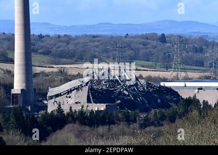 Buildwas, Shropshire, Royaume-Uni. 27 février 2021 la centrale électrique Buildwas a été démolie avec de gros explosifs. Un autre mord la poussière! L'immense hall de production de la centrale électrique de Buildwas, près d'Ironbridge dans le Shropshire, est mis à genoux par des entrepreneurs de démolition. Crédit : Dave Bagnall/Alay Live News Banque D'Images