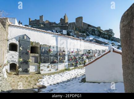 Montanchez, Espagne - 11 janvier 2021 : cimetière de Montanchez recouvert de neige. Récompensé par le prix du meilleur cimetière de Spains en 2015. Caceres, Estrémadure, S. Banque D'Images