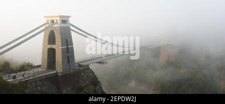 Pont suspendu de Clifton à Bristol entouré de brume le matin de l'automne. Banque D'Images