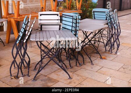 Restaurant-terrasse fermé en raison d'une pandémie de coronavirus avec des chaises et des tables pliées dans le centre-ville de Budapest, Hongrie Banque D'Images